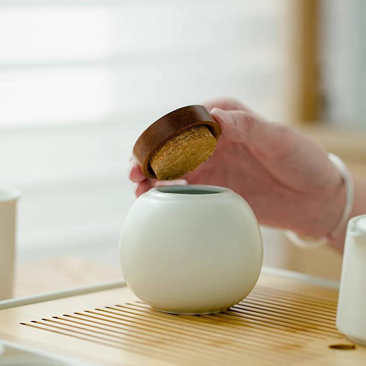 Cream-yellow glazed cork lid urn